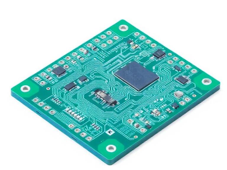 How do different PCB materials impact heat dissipation